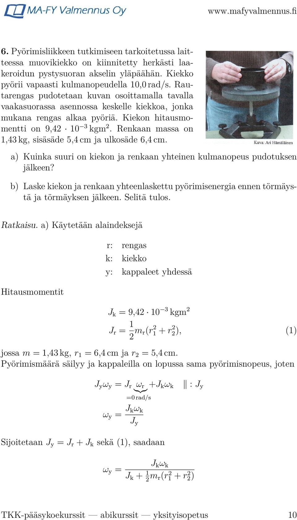 Renkaan massa on 1,43 kg, sisäsäde 5,4 cm ja ulkosäde 6,4 cm. a) Kuinka suuri on kiekon ja renkaan yhteinen kulmanopeus pudotuksen jälkeen?