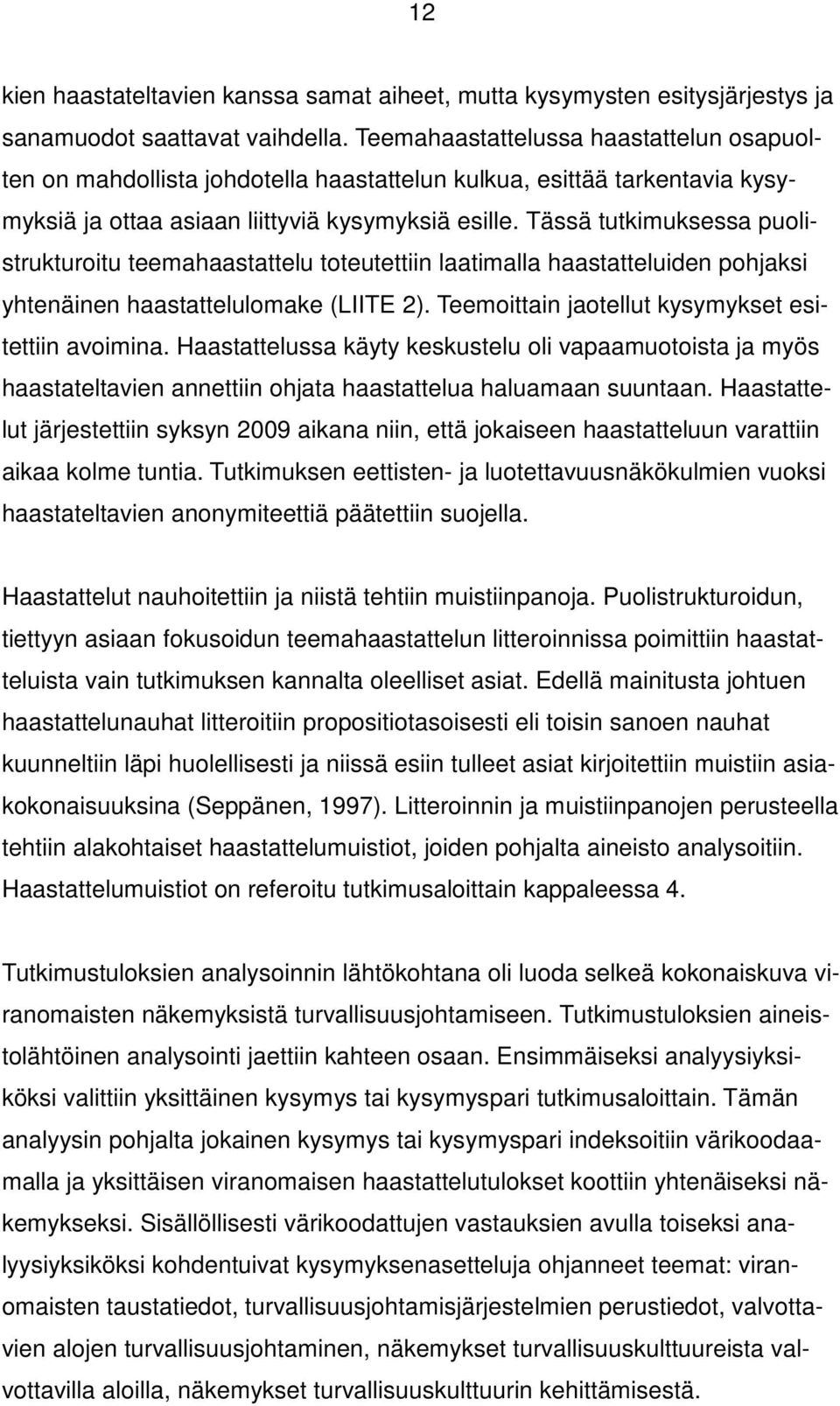 Tässä tutkimuksessa puolistrukturoitu teemahaastattelu toteutettiin laatimalla haastatteluiden pohjaksi yhtenäinen haastattelulomake (LIITE 2). Teemoittain jaotellut kysymykset esitettiin avoimina.