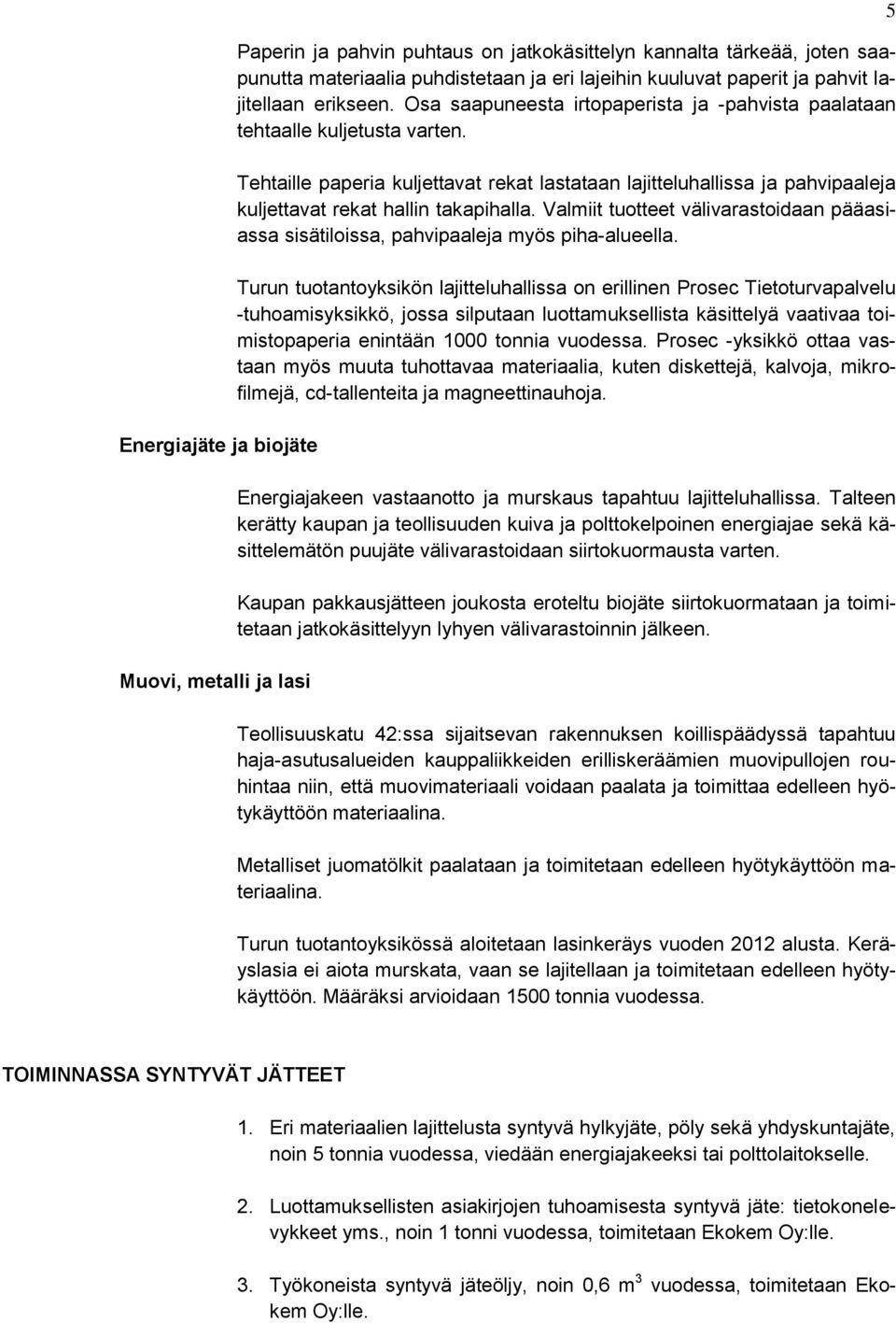 Tehtaille paperia kuljettavat rekat lastataan lajitteluhallissa ja pahvipaaleja kuljettavat rekat hallin takapihalla.