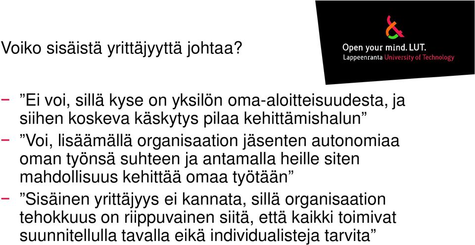 lisäämällä organisaation jäsenten autonomiaa oman työnsä suhteen ja antamalla heille siten mahdollisuus