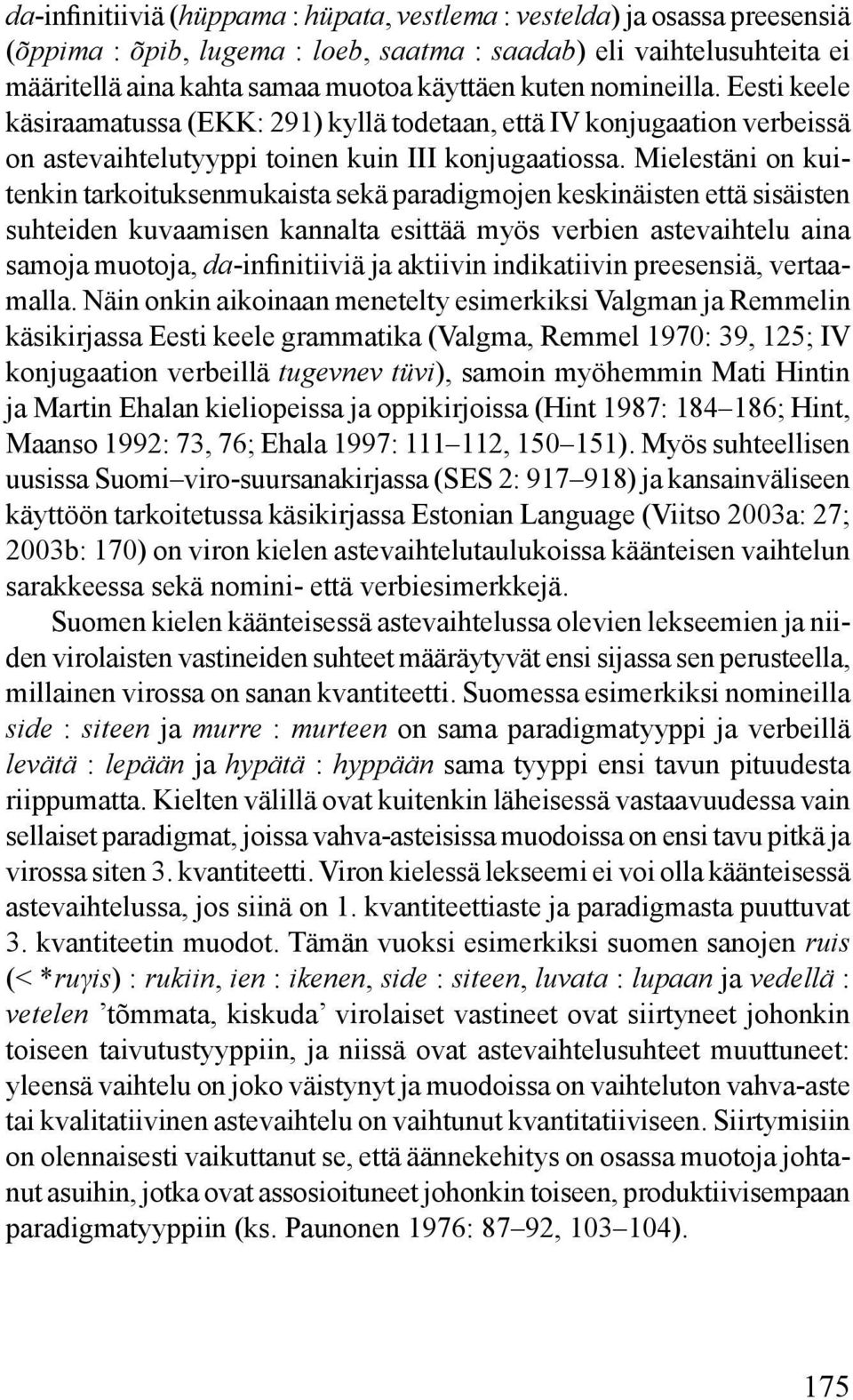 Mielestäni on kuitenkin tarkoituksenmukaista sekä paradigmojen keskinäisten että sisäisten suhteiden kuvaamisen kannalta esittää myös verbien astevaihtelu aina samoja muotoja, da-infinitiiviä ja