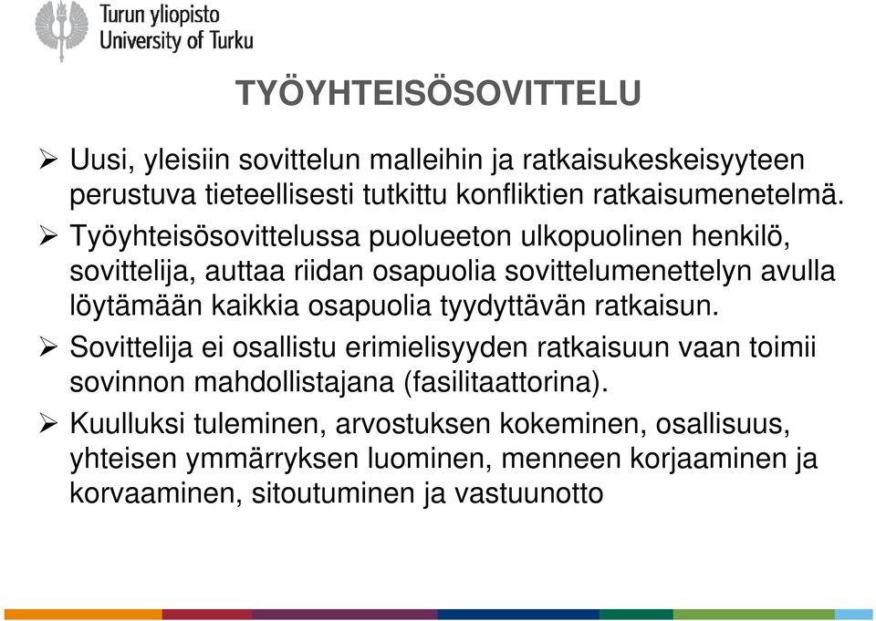 Työyhteisösovittelussa puolueeton ulkopuolinen henkilö, sovittelija, auttaa riidan osapuolia sovittelumenettelyn avulla löytämään kaikkia