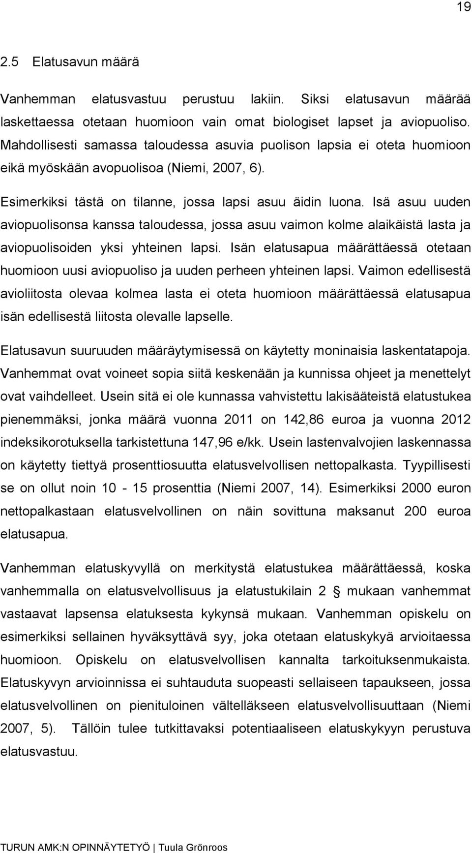 Isä asuu uuden aviopuolisonsa kanssa taloudessa, jossa asuu vaimon kolme alaikäistä lasta ja aviopuolisoiden yksi yhteinen lapsi.