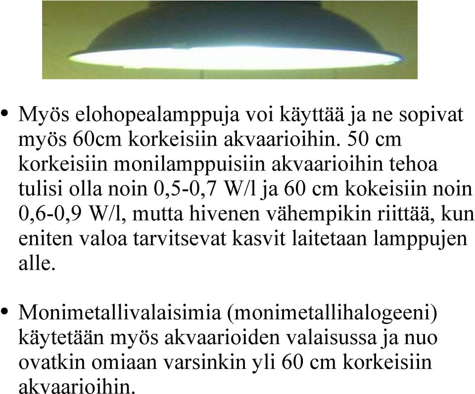 0,6-0,9 W/l, mutta hivenen vähempikin riittää, kun eniten valoa tarvitsevat kasvit laitetaan lamppujen alle.