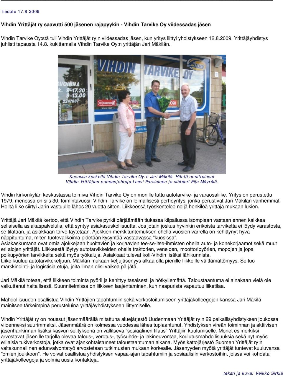 2009. Yrittäjäyhdistys juhlisti tapausta 14.8. kukittamalla Vihdin Tarvike Oy:n yrittäjän Jari Mäkilän. Kuvassa keskellä Vihdin Tarvike Oy:n Jari Mäkilä.