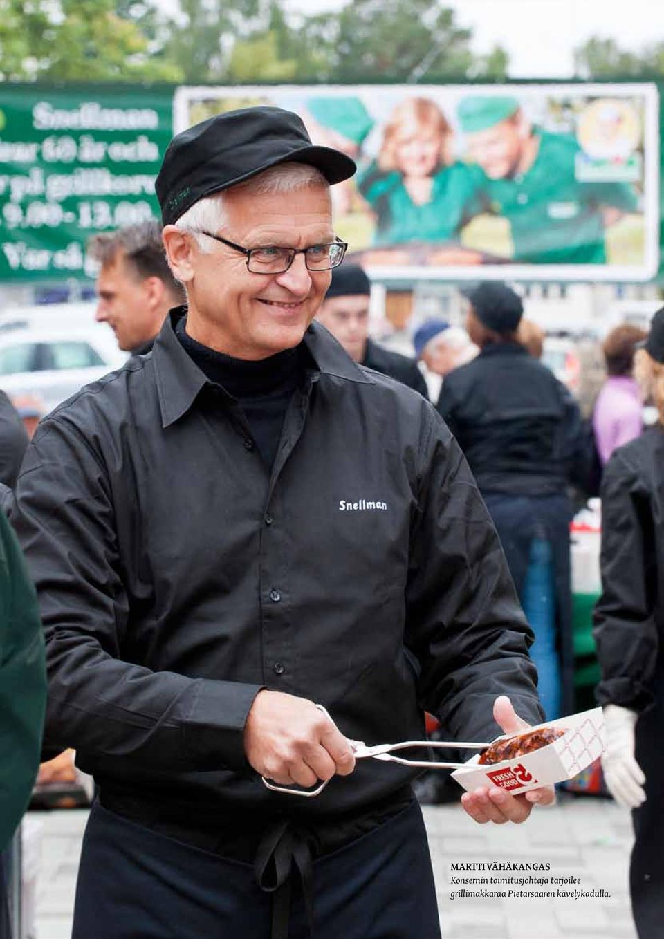 toimitusjohtaja tarjoilee
