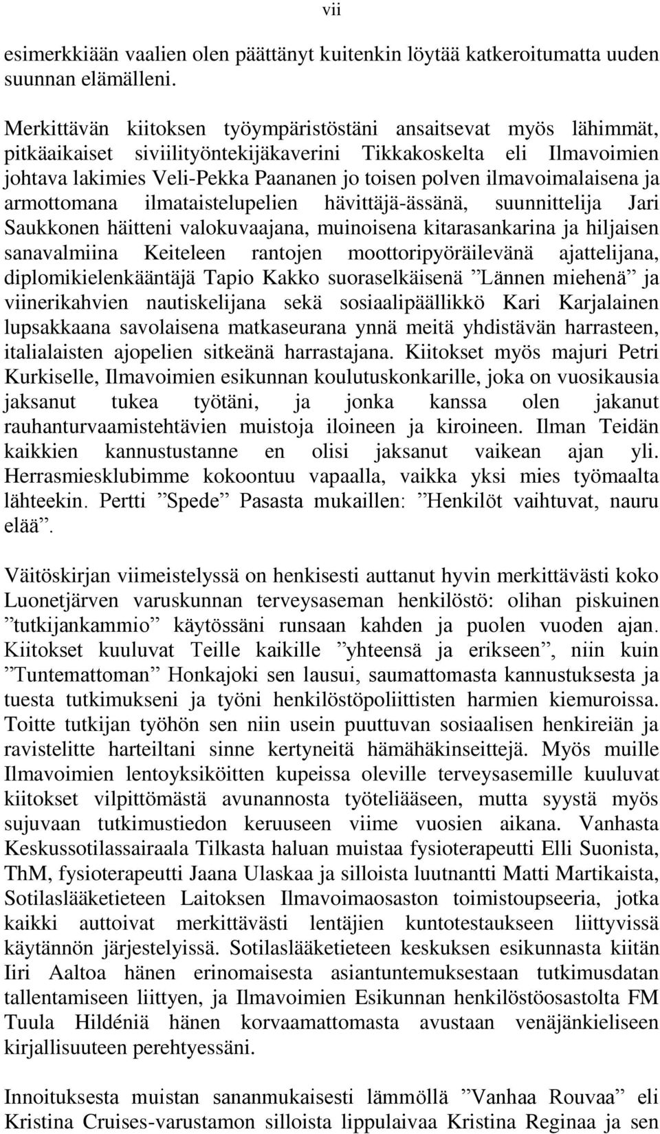 ilmavoimalaisena ja armottomana ilmataistelupelien hävittäjä-ässänä, suunnittelija Jari Saukkonen häitteni valokuvaajana, muinoisena kitarasankarina ja hiljaisen sanavalmiina Keiteleen rantojen