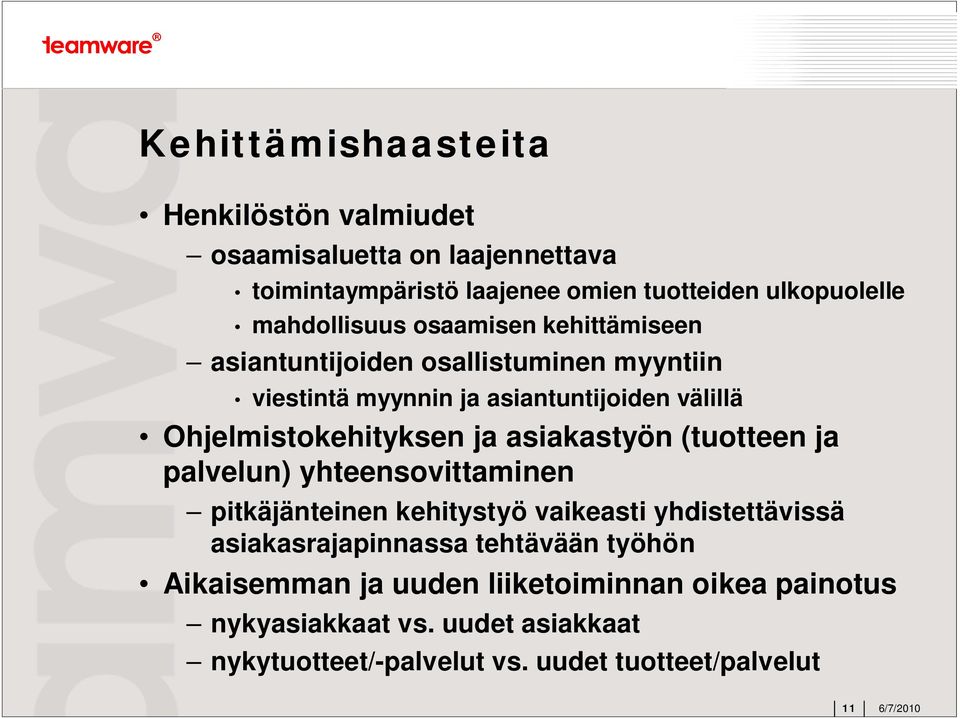 Ohjelmistokehityksen ja asiakastyön (tuotteen ja palvelun) yhteensovittaminen pitkäjänteinen kehitystyö vaikeasti yhdistettävissä