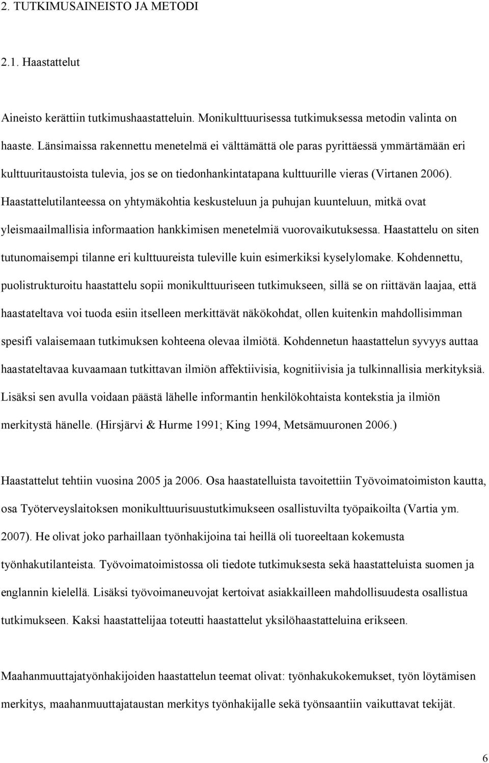 Haastattelutilanteessa on yhtymäkohtia keskusteluun ja puhujan kuunteluun, mitkä ovat yleismaailmallisia informaation hankkimisen menetelmiä vuorovaikutuksessa.