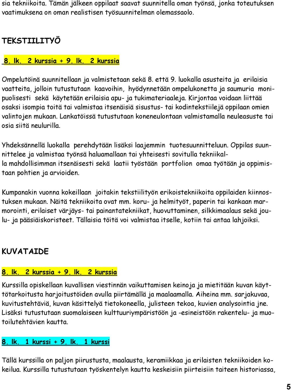 luokalla asusteita ja erilaisia vaatteita, jolloin tutustutaan kaavoihin, hyödynnetään ompelukonetta ja saumuria monipuolisesti sekä käytetään erilaisia apu- ja tukimateriaaleja.