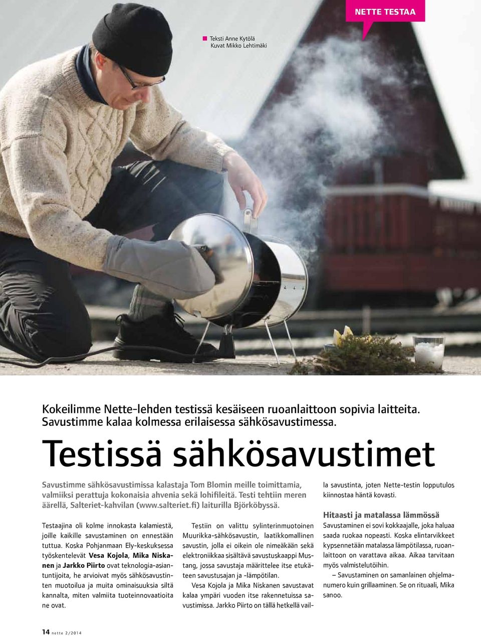 Testi tehtiin meren äärellä, Salteriet-kahvilan (www.salteriet.fi) laiturilla Björköbyssä. Testaajina oli kolme innokasta kalamiestä, joille kaikille savustaminen on ennestään tuttua.