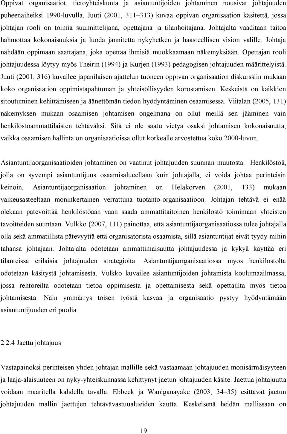 Johtajalta vaaditaan taitoa hahmottaa kokonaisuuksia ja luoda jännitettä nykyhetken ja haasteellisen vision välille. Johtaja nähdään oppimaan saattajana, joka opettaa ihmisiä muokkaamaan näkemyksiään.