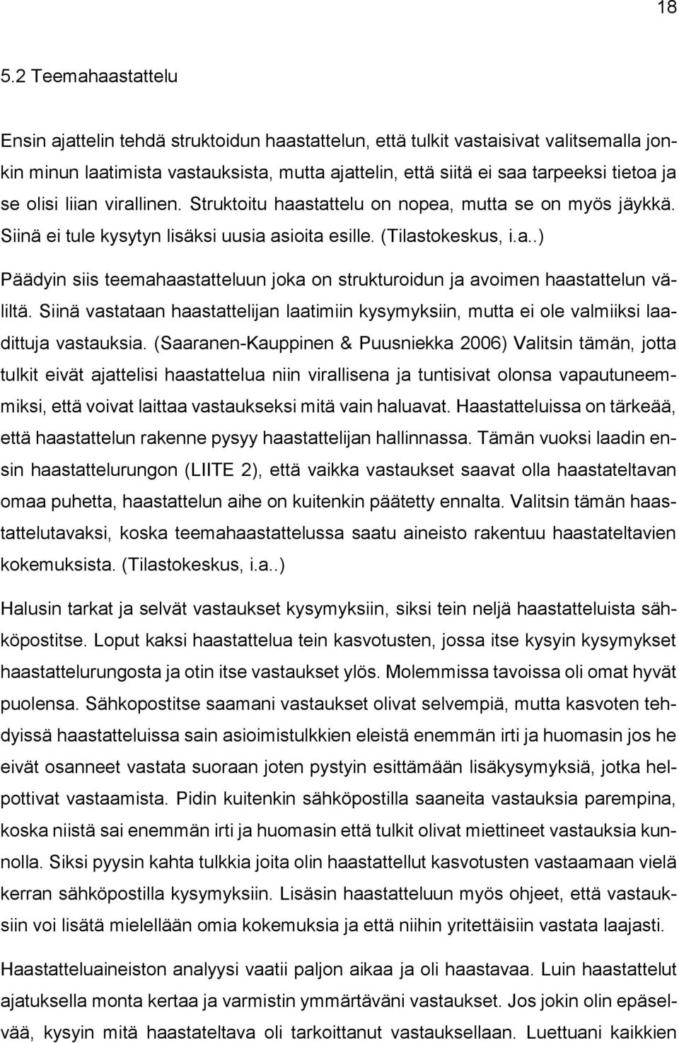 Siinä vastataan haastattelijan laatimiin kysymyksiin, mutta ei ole valmiiksi laadittuja vastauksia.