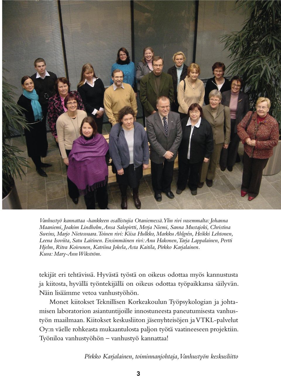 Ensimmäinen rivi: Anu Hakonen, Tarja Lappalainen, Pertti Hjelm, Ritva Koivunen, Katriina Jokela, Asta Kaitila, Pirkko Karjalainen. Kuva: Mary-Ann Wikström. tekijät eri tehtävissä.