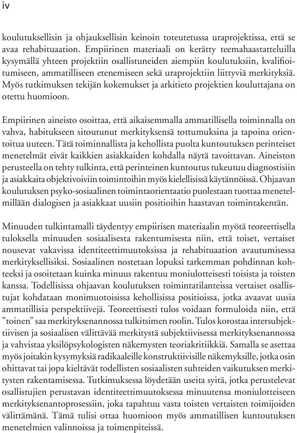 merkityksiä. Myös tutkimuksen tekijän kokemukset ja arkitieto projektien kouluttajana on otettu huomioon.