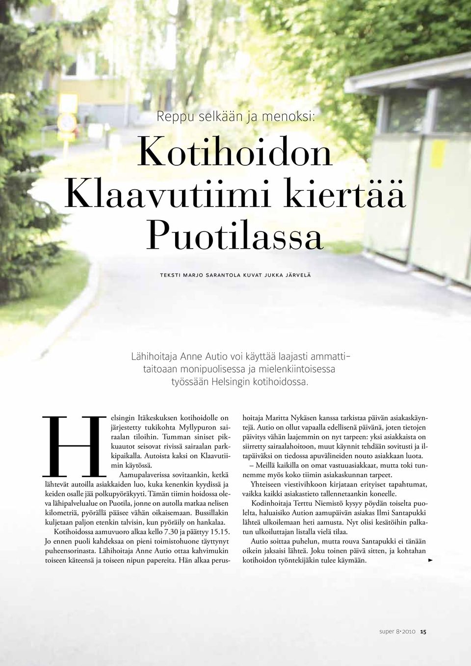 Tumman siniset pikkuautot seisovat rivissä sairaalan parkkipaikalla. Autoista kaksi on Klaavutiimin käytössä.