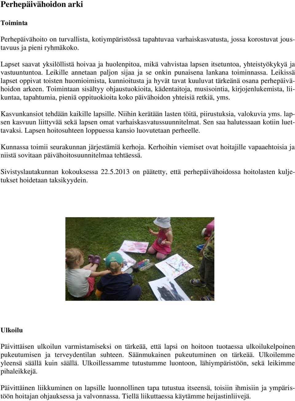 Leikissä lapset oppivat toisten huomioimista, kunnioitusta ja hyvät tavat kuuluvat tärkeänä osana perhepäivähoidon arkeen.
