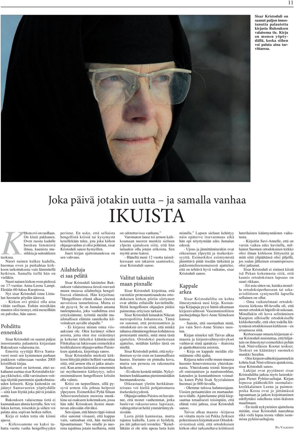 Nuori nainen kulkee kadulla, huomaa oven ja puikahtaa kirkkoon tarkoituksena vain lämmitellä hetkisen. Samalla tiellä hän on vieläkin. Nuori nainen kirkon oven pielessä on 17-vuotias Anna-Leena Lampi.