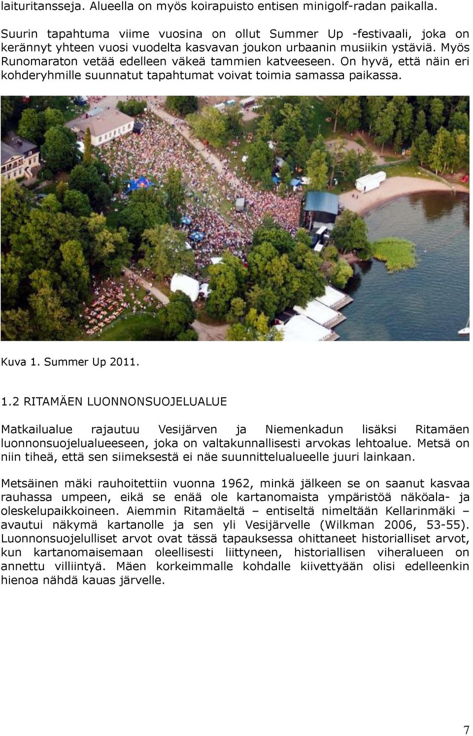 Myös Runomaraton vetää edelleen väkeä tammien katveeseen. On hyvä, että näin eri kohderyhmille suunnatut tapahtumat voivat toimia samassa paikassa. Kuva 1.