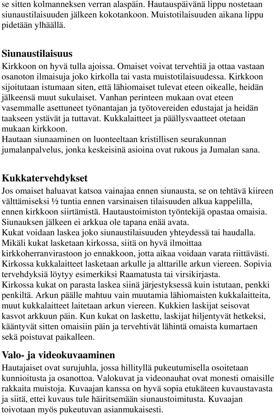 Kirkkoon sijoitutaan istumaan siten, että lähiomaiset tulevat eteen oikealle, heidän jälkeensä muut sukulaiset.