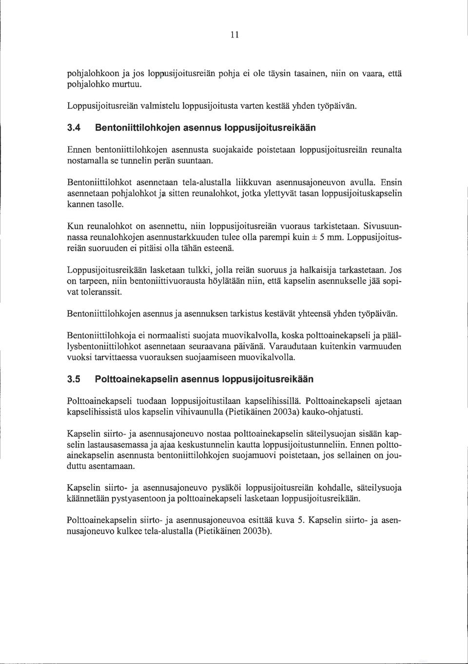 Hentoniittilohkot asennetaan tela-alustalla liikkuvan asennusajoneuvon avulla. Ensin asennetaan pohjalohkot ja sitten reunalohkot, jotka ylettyvät tasan loppusijoituskapselin kannen tasolle.