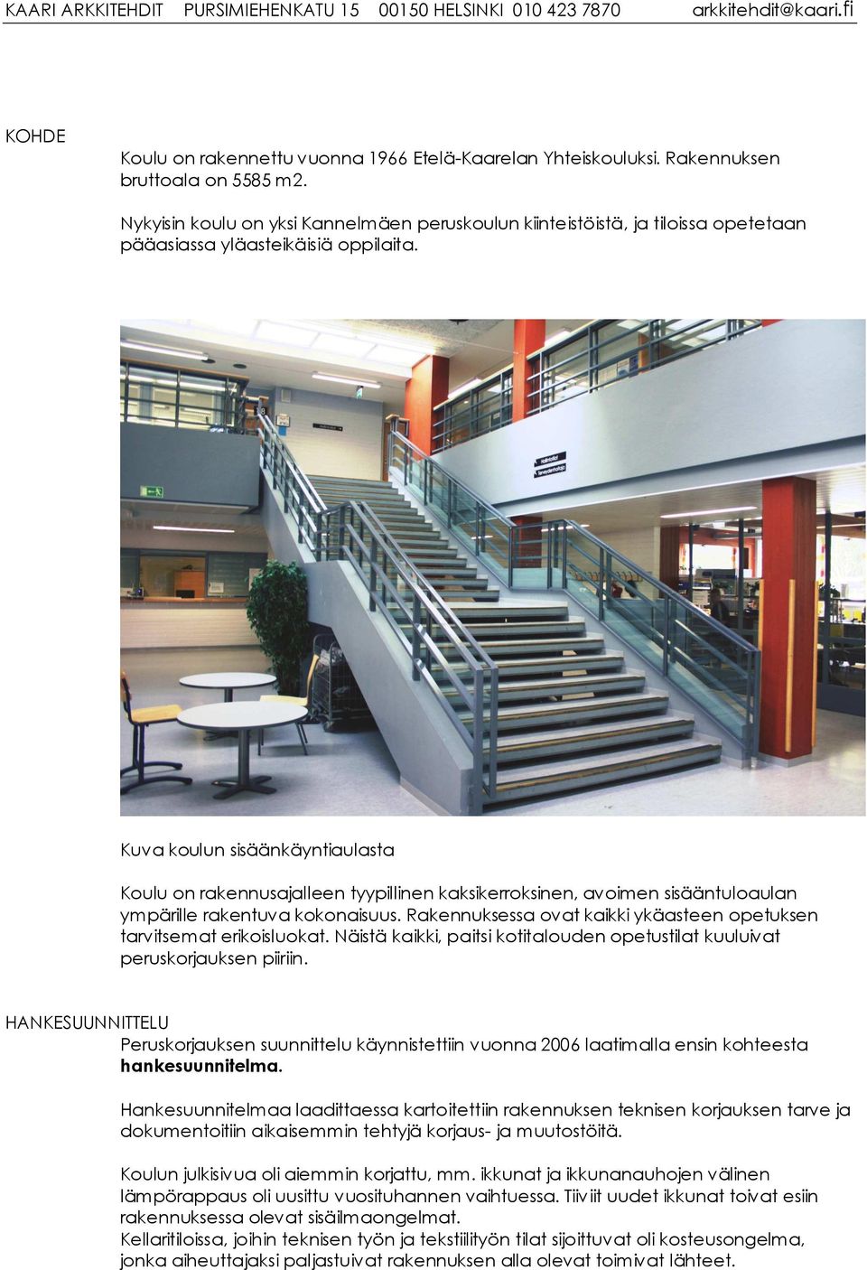 Kuva koulun sisäänkäyntiaulasta Koulu on rakennusajalleen tyypillinen kaksikerroksinen, avoimen sisääntuloaulan ympärille rakentuva kokonaisuus.