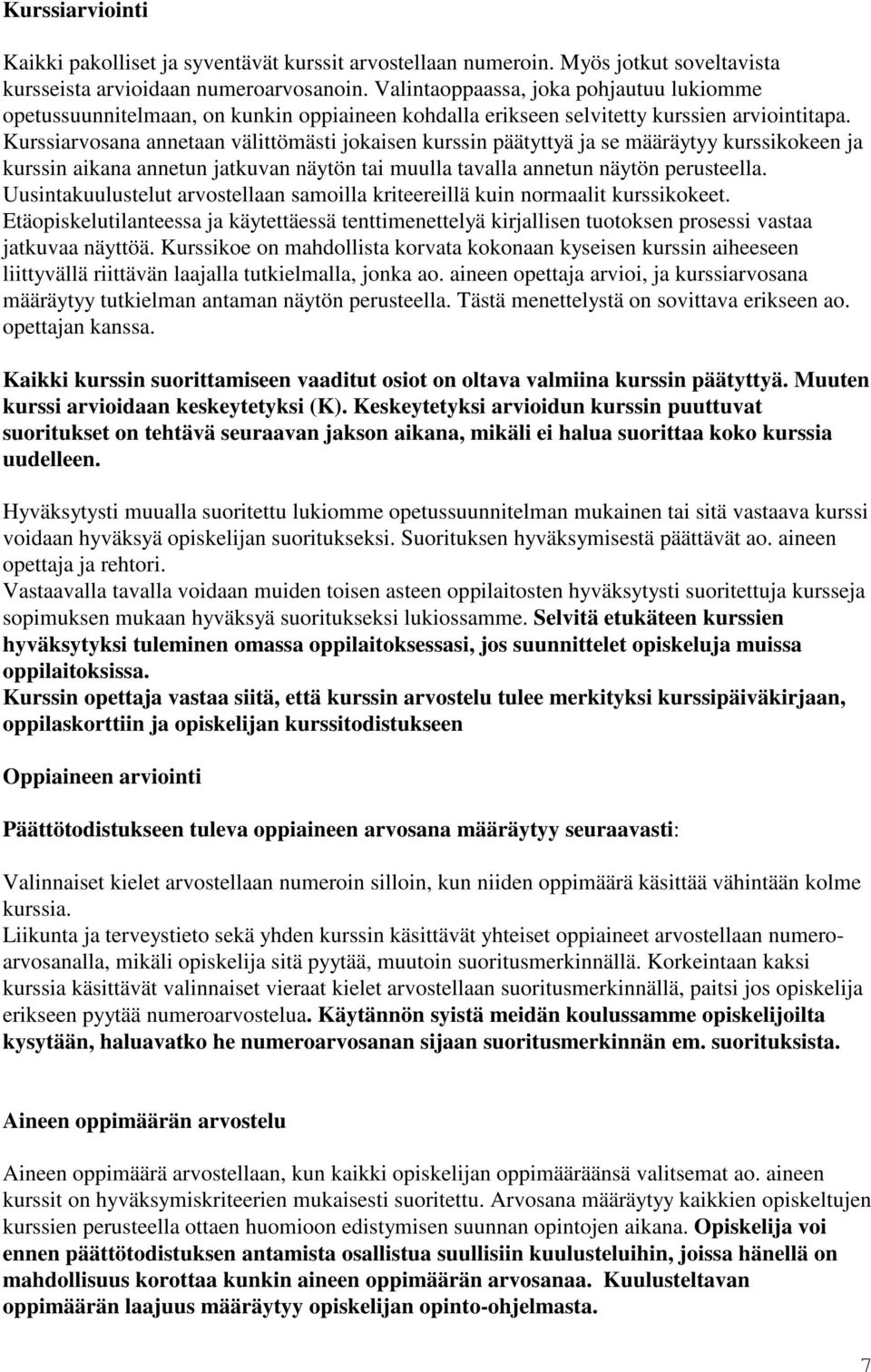 Kurssiarvosana annetaan välittömästi jokaisen kurssin päätyttyä ja se määräytyy kurssikokeen ja kurssin aikana annetun jatkuvan näytön tai muulla tavalla annetun näytön perusteella.