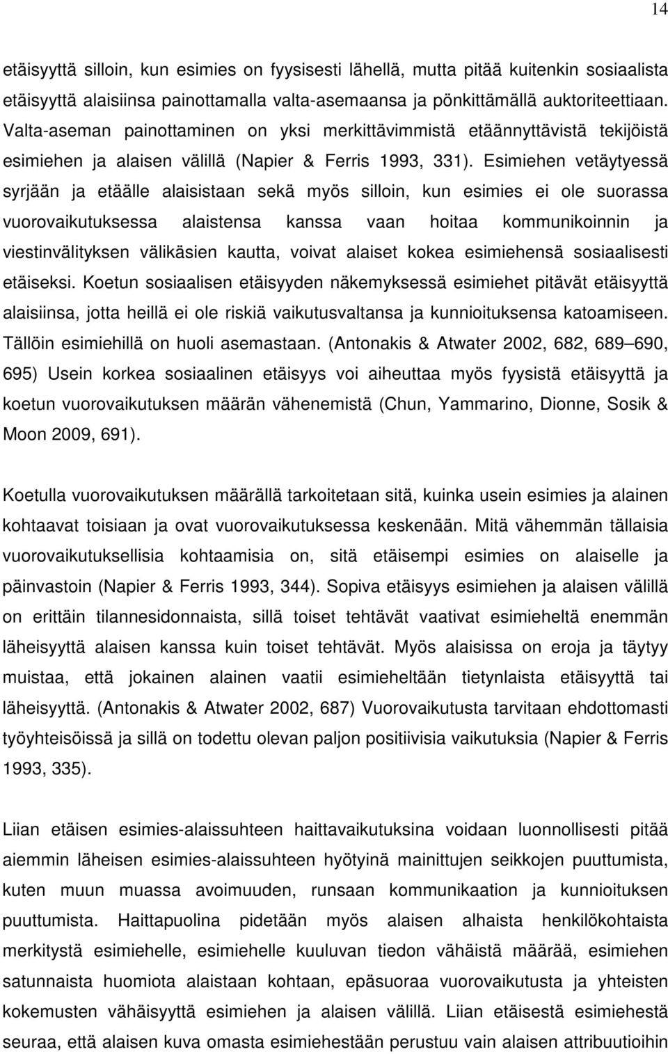 Esimiehen vetäytyessä syrjään ja etäälle alaisistaan sekä myös silloin, kun esimies ei ole suorassa vuorovaikutuksessa alaistensa kanssa vaan hoitaa kommunikoinnin ja viestinvälityksen välikäsien