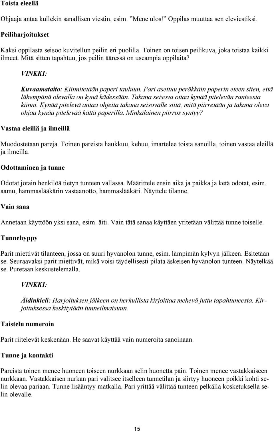 Pari asettuu peräkkäin paperin eteen siten, että lähempänä olevalla on kynä kädessään. Takana seisova ottaa kynää pitelevän ranteesta kiinni.