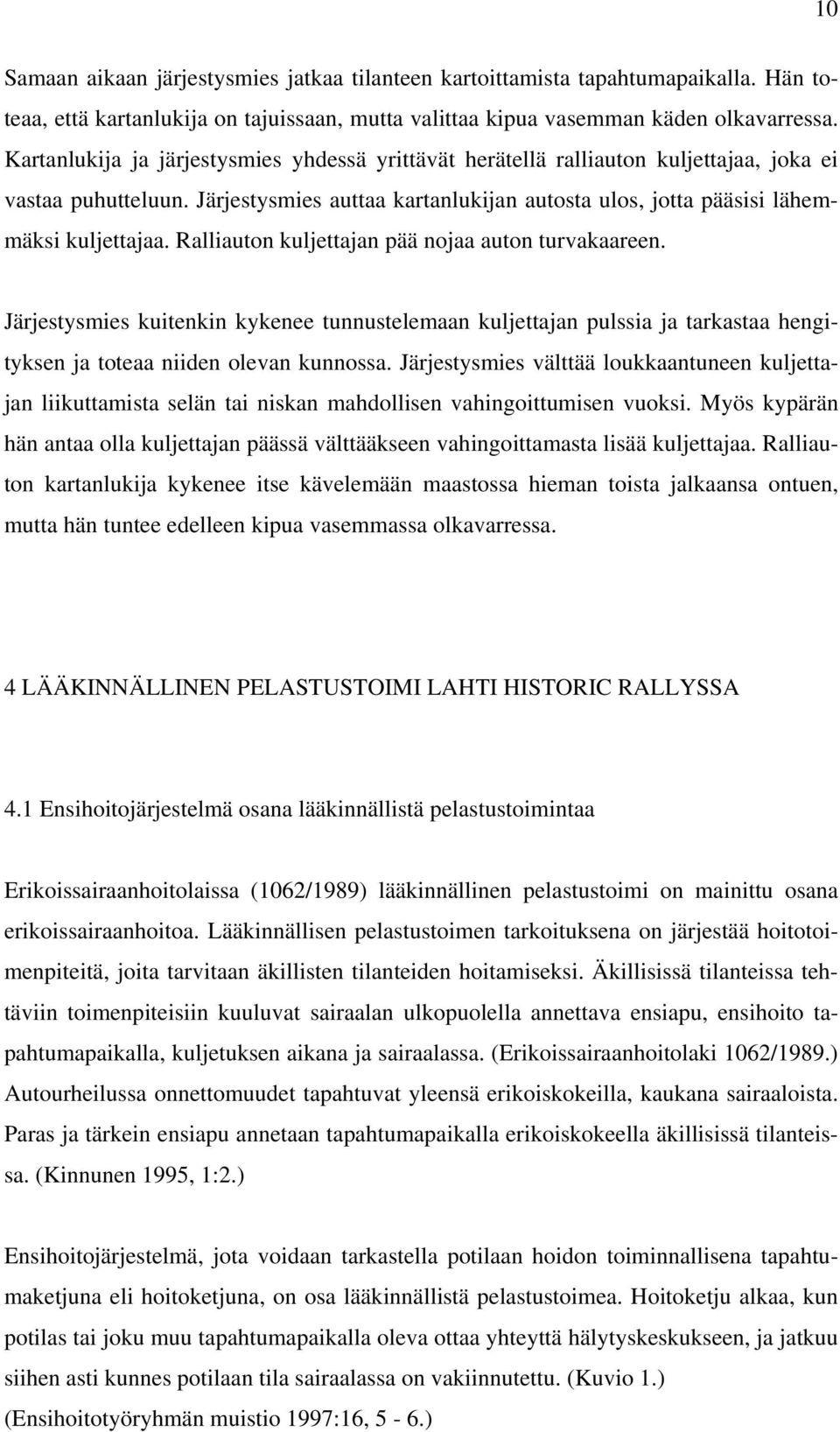 Ralliauton kuljettajan pää nojaa auton turvakaareen. Järjestysmies kuitenkin kykenee tunnustelemaan kuljettajan pulssia ja tarkastaa hengityksen ja toteaa niiden olevan kunnossa.