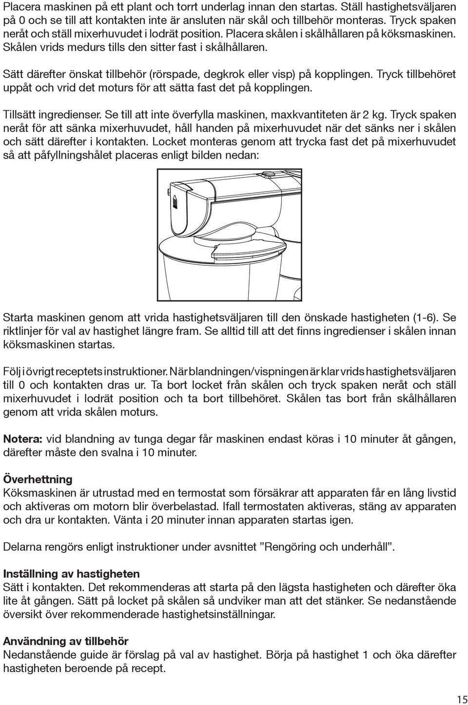 Sätt därefter önskat tillbehör (rörspade, degkrok eller visp) på kopplingen. Tryck tillbehöret uppåt och vrid det moturs för att sätta fast det på kopplingen. Tillsätt ingredienser.