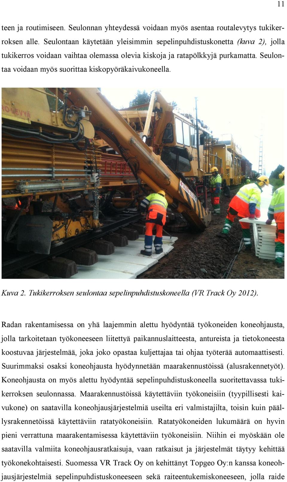 Seulontaa voidaan myös suorittaa kiskopyöräkaivukoneella. Kuva 2. Tukikerroksen seulontaa sepelinpuhdistuskoneella (VR Track Oy 2012).