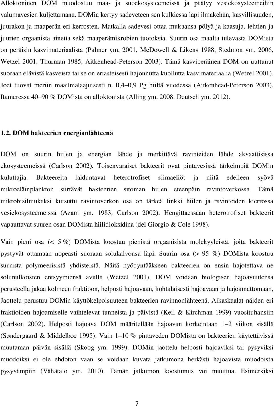 Matkalla sadevesi ottaa mukaansa pölyä ja kaasuja, lehtien ja juurten orgaanista ainetta sekä maaperämikrobien tuotoksia. Suurin osa maalta tulevasta DOMista on peräisin kasvimateriaalista (Palmer ym.