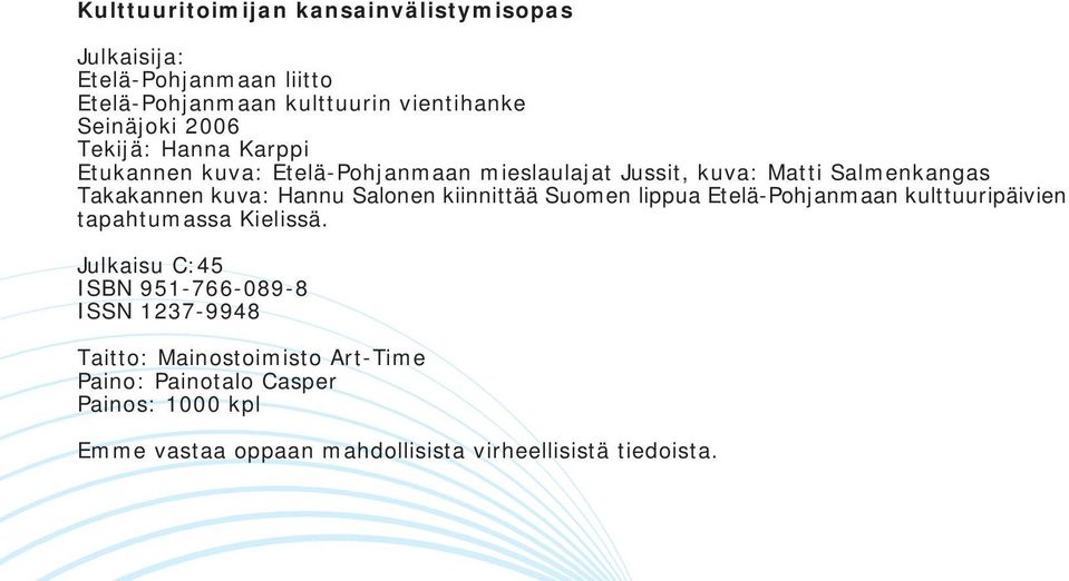 kiinnittää Suomen lippua Etelä-Pohjanmaan kulttuuripäivien tapahtumassa Kielissä.