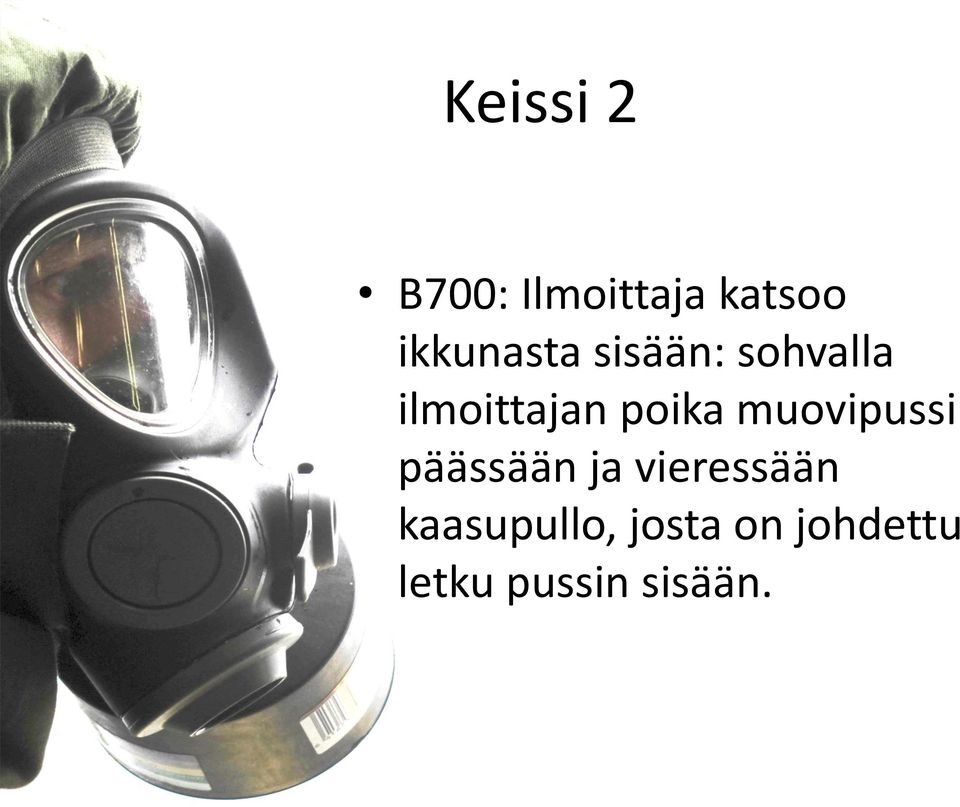 poika muovipussi päässään ja vieressään