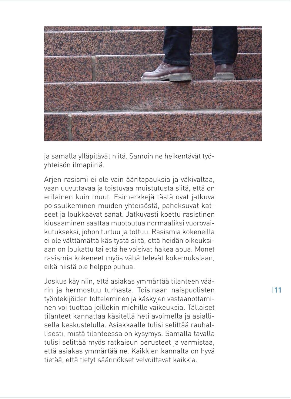 Esimerkkejä tästä ovat jatkuva poissulkeminen muiden yhteisöstä, paheksuvat katseet ja loukkaavat sanat.