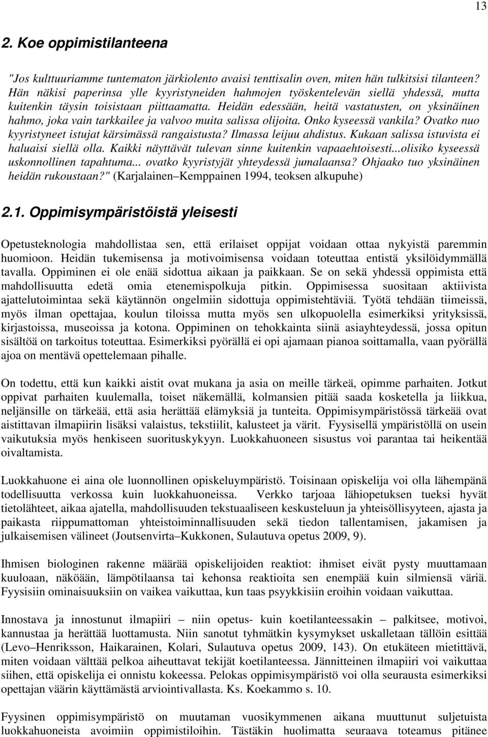 Heidän edessään, heitä vastatusten, on yksinäinen hahmo, joka vain tarkkailee ja valvoo muita salissa olijoita. Onko kyseessä vankila? Ovatko nuo kyyristyneet istujat kärsimässä rangaistusta?