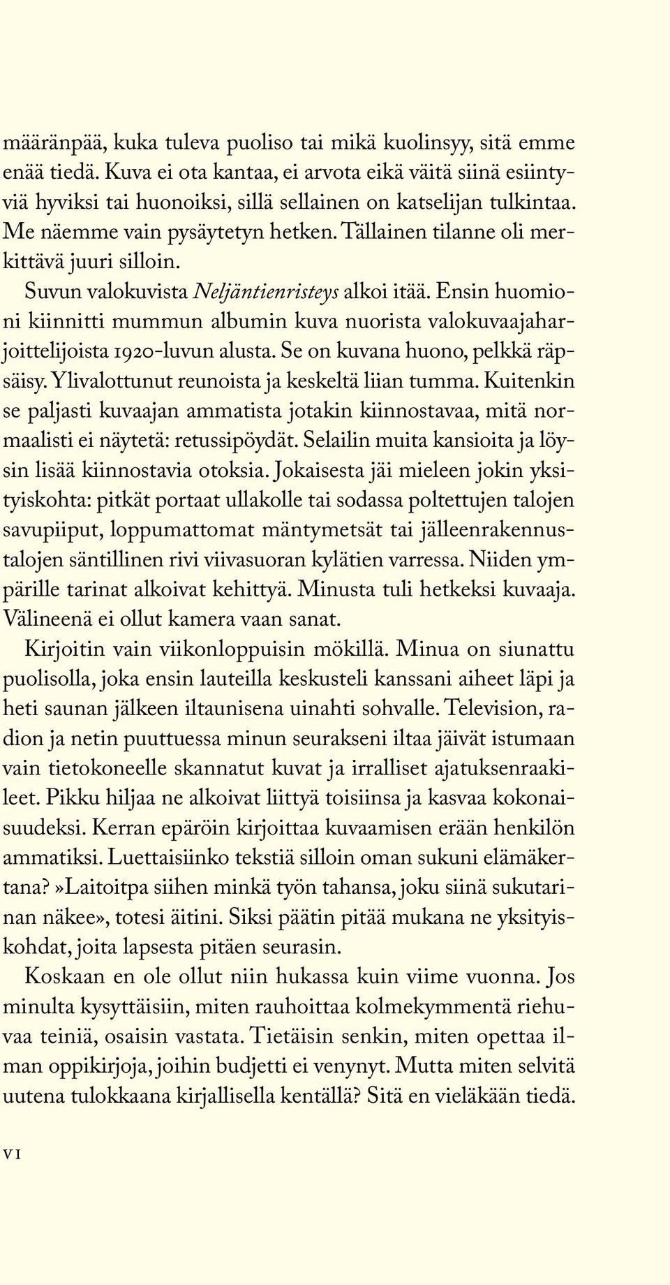 Ensin huomioni kiinnitti mummun albumin kuva nuorista valokuvaajaharjoittelijoista 1920-luvun alusta. Se on kuvana huono, pelkkä räpsäisy. Ylivalottunut reunoista ja keskeltä liian tumma.