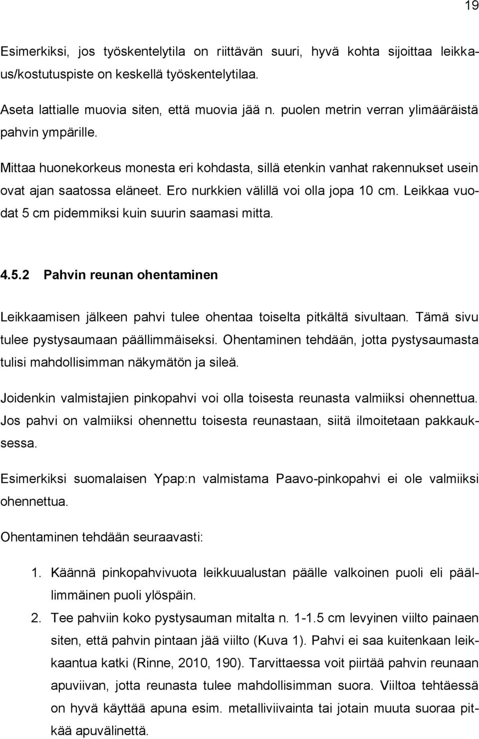 Ero nurkkien välillä voi olla jopa 10 cm. Leikkaa vuodat 5 cm pidemmiksi kuin suurin saamasi mitta. 4.5.2 Pahvin reunan ohentaminen Leikkaamisen jälkeen pahvi tulee ohentaa toiselta pitkältä sivultaan.