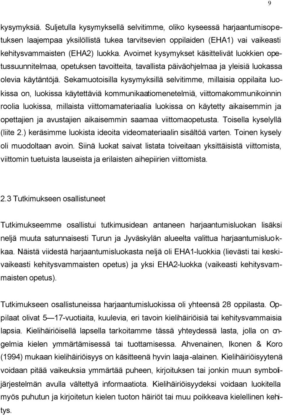 Sekamuotoisilla kysymyksillä selvitimme, millaisia oppilaita luokissa on, luokissa käytettäviä kommunikaatiomenetelmiä, viittomakommunikoinnin roolia luokissa, millaista viittomamateriaalia luokissa