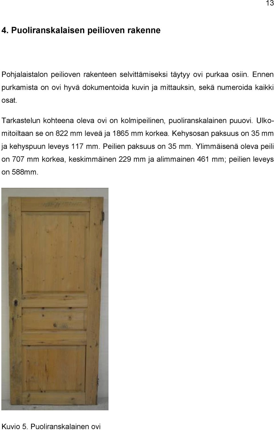 Tarkastelun kohteena oleva ovi on kolmipeilinen, puoliranskalainen puuovi. Ulkomitoiltaan se on 822 mm leveä ja 1865 mm korkea.
