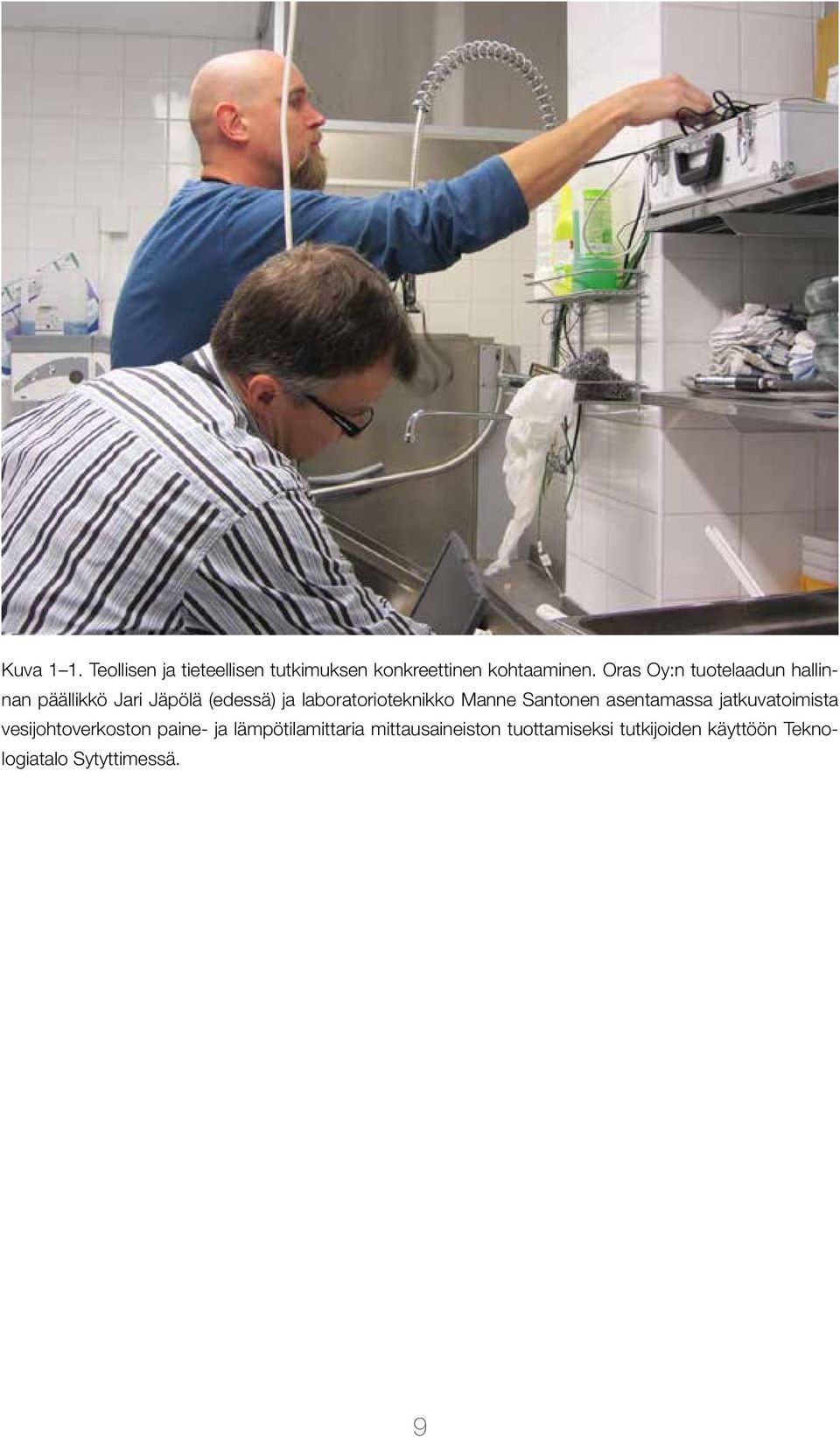 laboratorioteknikko Manne Santonen asentamassa jatkuvatoimista vesijohtoverkoston