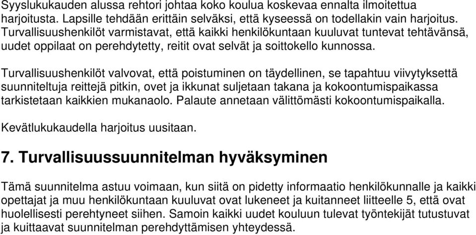 Turvallisuushenkilöt valvovat, että poistuminen on täydellinen, se tapahtuu viivytyksettä suunniteltuja reittejä pitkin, ovet ja ikkunat suljetaan takana ja kokoontumispaikassa tarkistetaan kaikkien