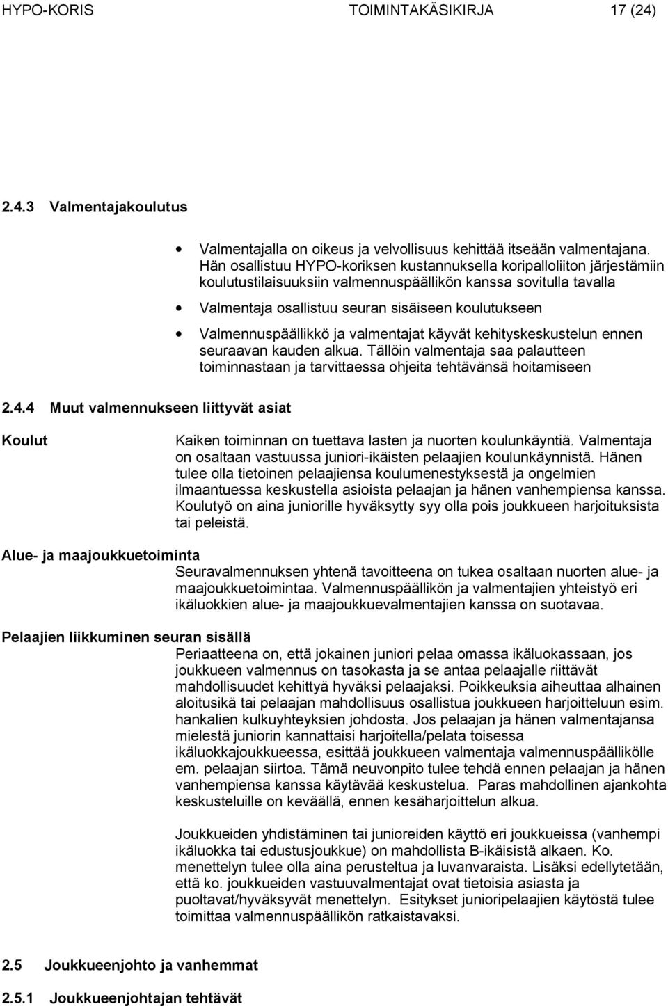 Valmennuspäällikkö ja valmentajat käyvät kehityskeskustelun ennen seuraavan kauden alkua.