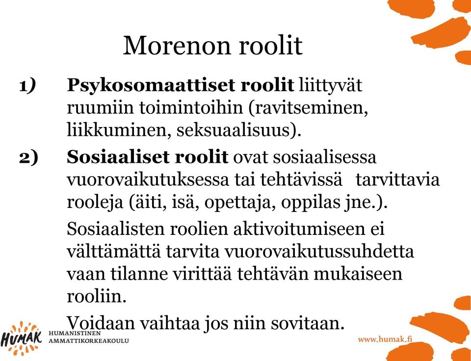 2) Sosiaaliset roolit ovat sosiaalisessa vuorovaikutuksessa tai tehtävissä tarvittavia rooleja (äiti,