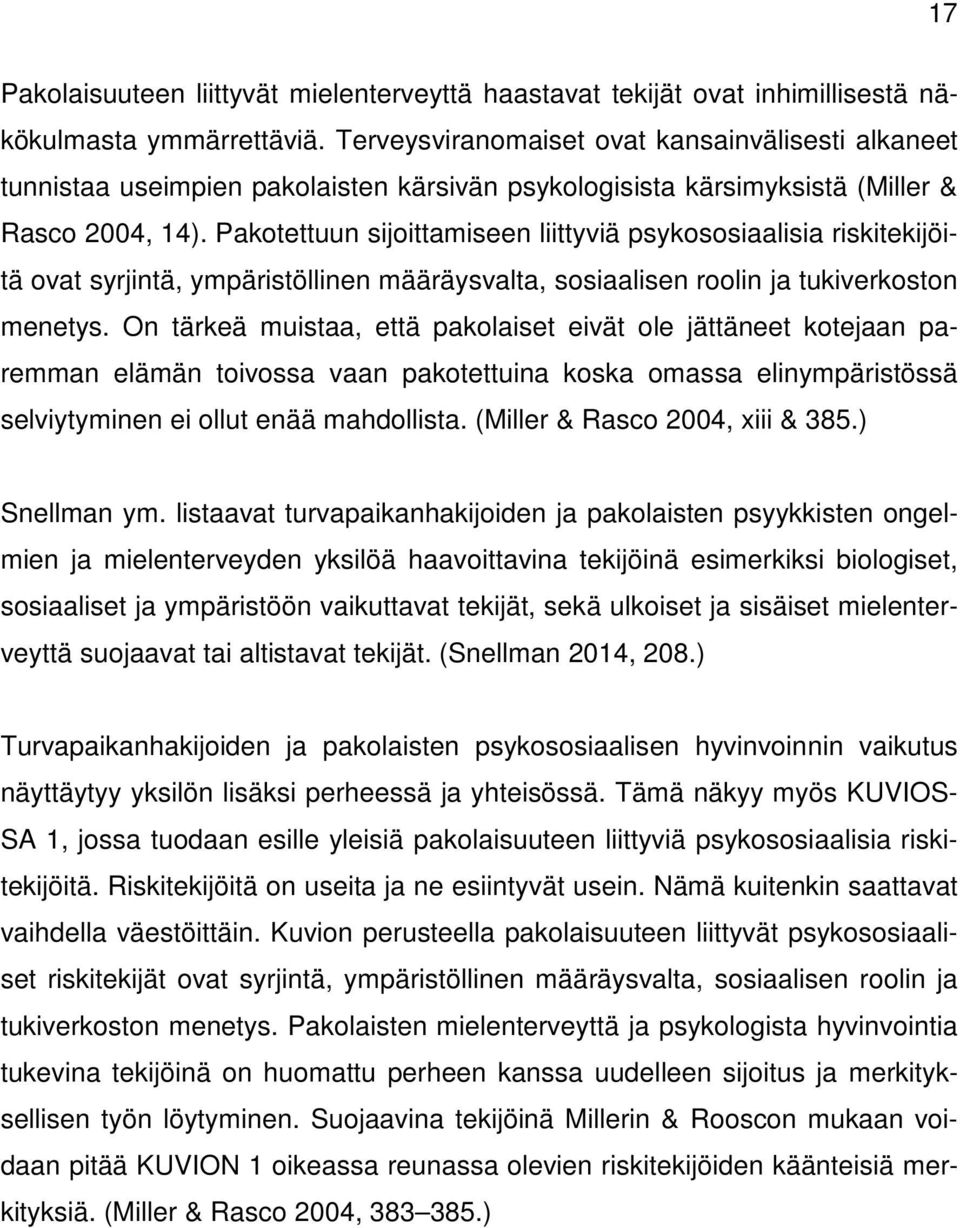 Pakotettuun sijoittamiseen liittyviä psykososiaalisia riskitekijöitä ovat syrjintä, ympäristöllinen määräysvalta, sosiaalisen roolin ja tukiverkoston menetys.