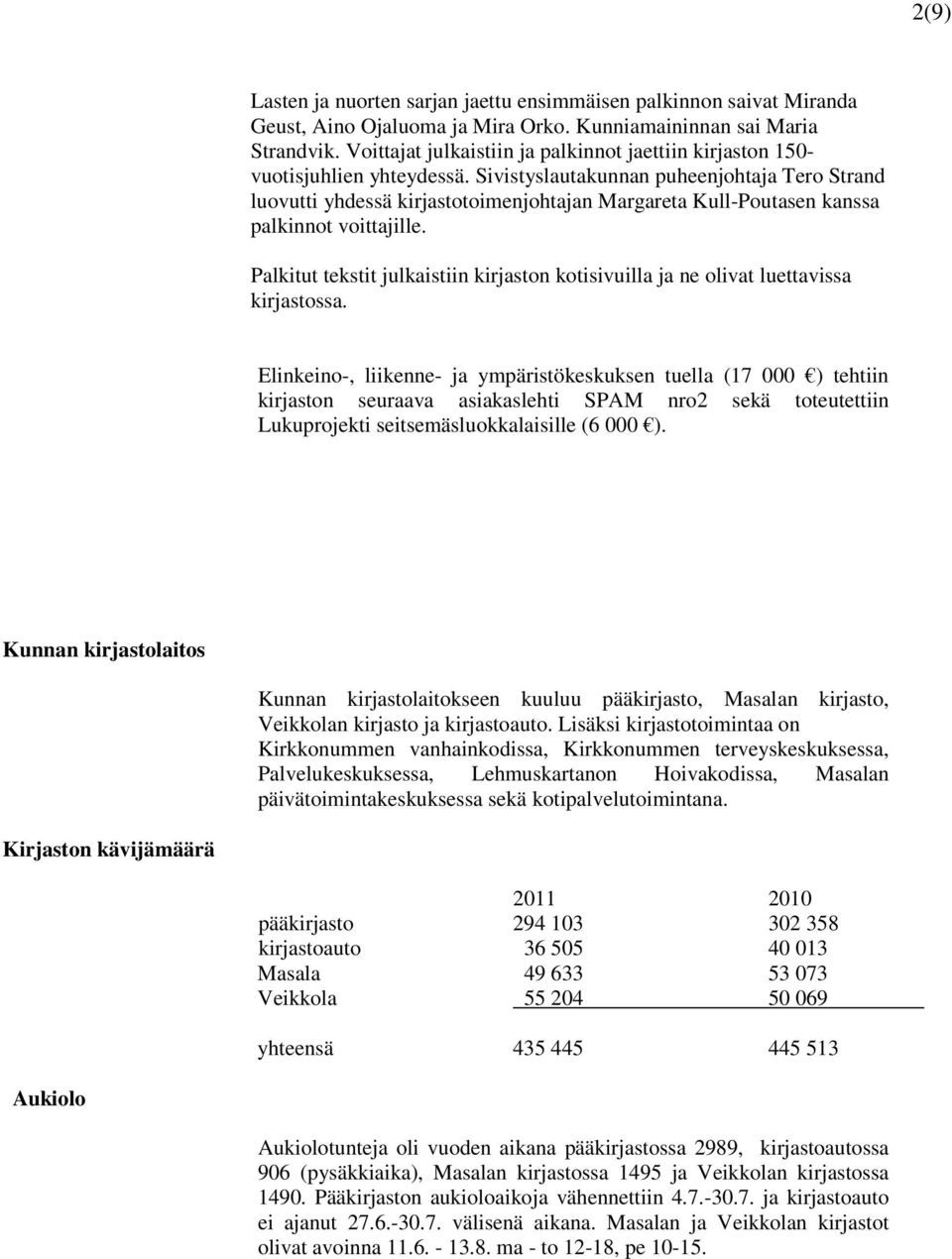 Sivistyslautakunnan puheenjohtaja Tero Strand luovutti yhdessä kirjastotoimenjohtajan Margareta Kull-Poutasen kanssa palkinnot voittajille.