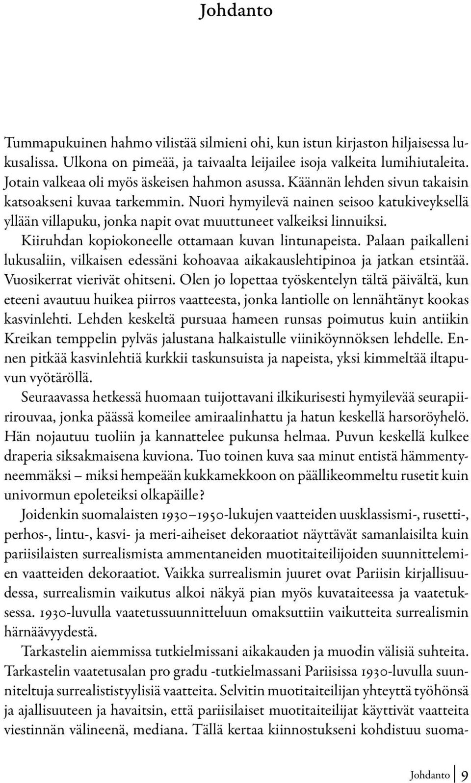 Nuori hymyilevä nainen seisoo katukiveyksellä yllään villapuku, jonka napit ovat muuttuneet valkeiksi linnuiksi. Kiiruhdan kopiokoneelle ottamaan kuvan lintunapeista.