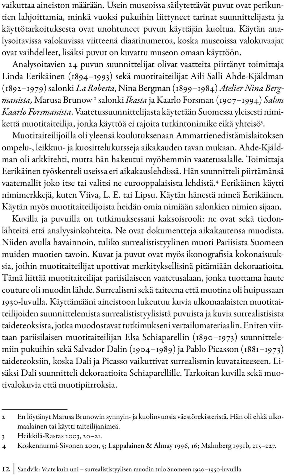 Käytän analysoitavissa valokuvissa viitteenä diaarinumeroa, koska museoissa valokuvaajat ovat vaihdelleet, lisäksi puvut on kuvattu museon omaan käyttöön.