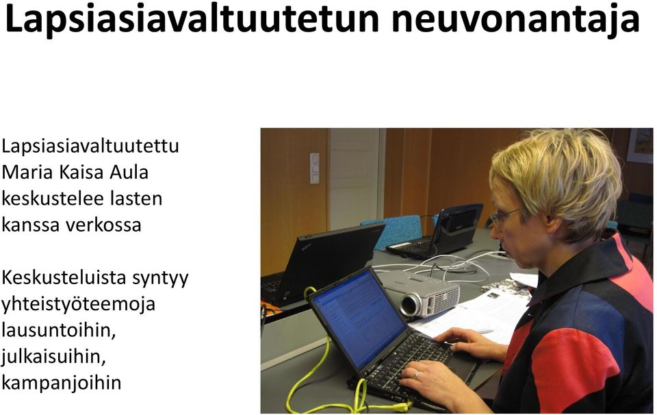 keskustelee lasten kanssa verkossa